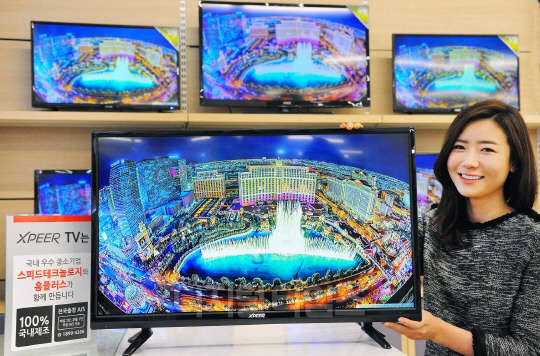 27일 홈플러스 영등포점에서 모델이 XPEER(엑스피어) 32형 LED TV를 선보이고 있다. 홈플러스는 내년 1월 10일까지 전국 141개 점포에서 XPEER 32형 LED TV를 행사 카드로 결제 시 50% 할인해 19만9000원에 선보인다. 홈플러스 제공